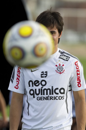 Willian durante o treino do Corinthians realizado esta tarde no CT Joaquim Grava, no Parque Ecol�gico do Tiete. O time se prepara para o jogo contra o Santos, domingo a tarde, dia 15/05, na Vila Belmiro, em Santos, decis�o do Campeonato Paulista 2011