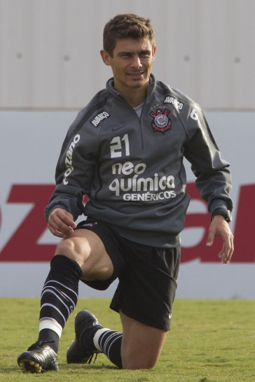 Alex durante o treino do Corinthians que aconteceu esta tarde no CT Joaquim Grava, no Parque Ecol�gico do Tiete. O time se prepara para o jogo contra o Vasco da Gama, amanh�, dia 06/07, quarta-feira, a noite, no est�dio do Pacaembu, pela 8� rodada do Brasileir�o 2011