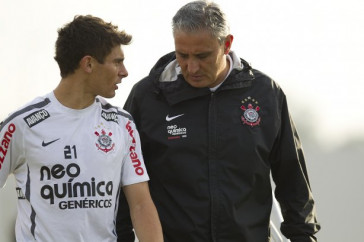 Alex e Tite durante o treino do Corinthians que aconteceu esta tarde no CT Joaquim Grava, no Parque Ecol�gico do Tiete. O time se prepara para o jogo contra o Vasco da Gama, amanh�, dia 06/07, quarta-feira, a noite, no est�dio do Pacaembu, pela 8� rodada do Brasileir�o 2011