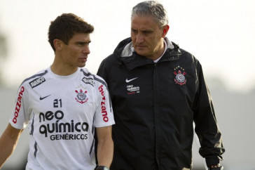 Alex e Tite durante o treino do Corinthians que aconteceu esta tarde no CT Joaquim Grava, no Parque Ecol�gico do Tiete. O time se prepara para o jogo contra o Vasco da Gama, amanh�, dia 06/07, quarta-feira, a noite, no est�dio do Pacaembu, pela 8� rodada do Brasileir�o 2011