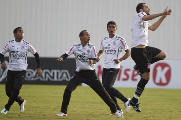 Jogada de area durante o treino do Corinthians que aconteceu esta tarde no CT Joaquim Grava, no Parque Ecol�gico do Tiete. O time se prepara para o jogo contra o Vasco da Gama, amanh�, dia 06/07, quarta-feira, a noite, no est�dio do Pacaembu, pela 8� rodada do Brasileir�o 2011