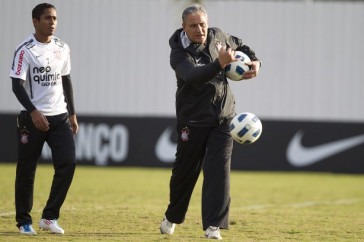 Jorge Henrique e Tite durante o treino do Corinthians que aconteceu esta tarde no CT Joaquim Grava, no Parque Ecol�gico do Tiete. O time se prepara para o jogo contra o Vasco da Gama, amanh�, dia 06/07, quarta-feira, a noite, no est�dio do Pacaembu, pela 8� rodada do Brasileir�o 2011