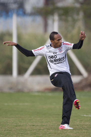 Liedson durante o treino do Corinthians que aconteceu esta tarde no CT Joaquim Grava, no Parque Ecol�gico do Tiete. O time se prepara para o jogo contra o Vasco da Gama, amanh�, dia 06/07, quarta-feira, a noite, no est�dio do Pacaembu, pela 8� rodada do Brasileir�o 2011