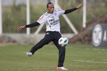 Liedson durante o treino do Corinthians que aconteceu esta tarde no CT Joaquim Grava, no Parque Ecol�gico do Tiete. O time se prepara para o jogo contra o Vasco da Gama, amanh�, dia 06/07, quarta-feira, a noite, no est�dio do Pacaembu, pela 8� rodada do Brasileir�o 2011