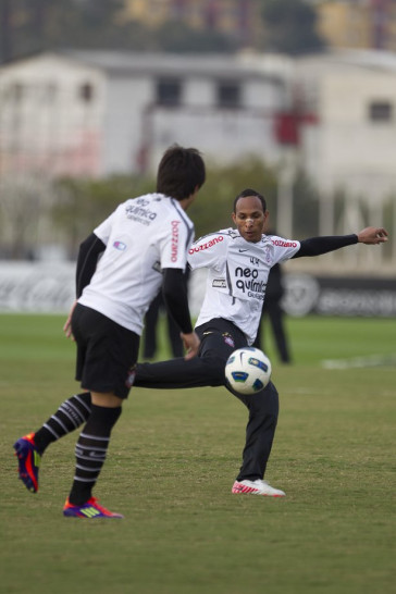 Liedson durante o treino do Corinthians que aconteceu esta tarde no CT Joaquim Grava, no Parque Ecol�gico do Tiete. O time se prepara para o jogo contra o Vasco da Gama, amanh�, dia 06/07, quarta-feira, a noite, no est�dio do Pacaembu, pela 8� rodada do Brasileir�o 2011