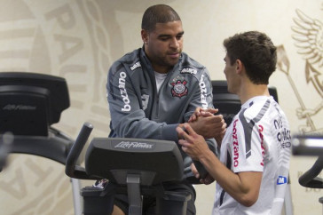 O atacante Adriano, cumprimentado por Alex, durante o treino do Corinthians que aconteceu esta tarde no CT Joaquim Grava, no Parque Ecol�gico do Tiete. O time se prepara para o jogo contra o Vasco da Gama, amanh�, dia 06/07, quarta-feira, a noite, no est�dio do Pacaembu, pela 8� rodada do Brasileir�o 2011