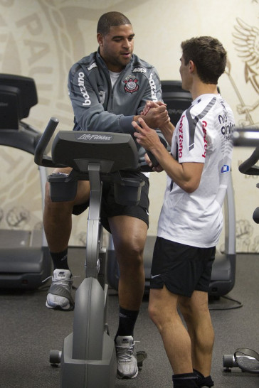 O atacante Adriano cumprimentado por Alex durante o treino do Corinthians que aconteceu esta tarde no CT Joaquim Grava, no Parque Ecol�gico do Tiete. O time se prepara para o jogo contra o Vasco da Gama, amanh�, dia 06/07, quarta-feira, a noite, no est�dio do Pacaembu, pela 8� rodada do Brasileir�o 2011