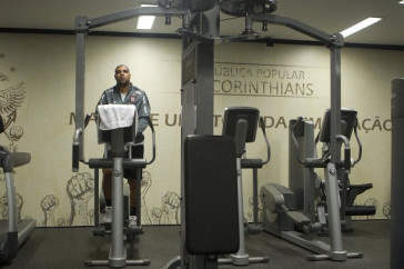 O atacante Adriano durante o treino do Corinthians que aconteceu esta tarde no CT Joaquim Grava, no Parque Ecol�gico do Tiete. O time se prepara para o jogo contra o Vasco da Gama, amanh�, dia 06/07, quarta-feira, a noite, no est�dio do Pacaembu, pela 8� rodada do Brasileir�o 2011