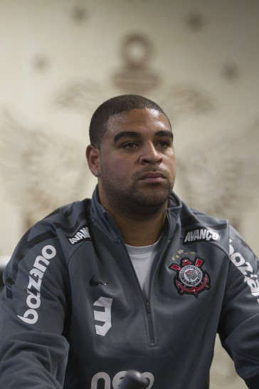 O atacante Adriano durante o treino do Corinthians que aconteceu esta tarde no CT Joaquim Grava, no Parque Ecol�gico do Tiete. O time se prepara para o jogo contra o Vasco da Gama, amanh�, dia 06/07, quarta-feira, a noite, no est�dio do Pacaembu, pela 8� rodada do Brasileir�o 2011