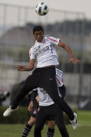 Paulinho durante o treino do Corinthians que aconteceu esta tarde no CT Joaquim Grava, no Parque Ecol�gico do Tiete. O time se prepara para o jogo contra o Vasco da Gama, amanh�, dia 06/07, quarta-feira, a noite, no est�dio do Pacaembu, pela 8� rodada do Brasileir�o 2011
