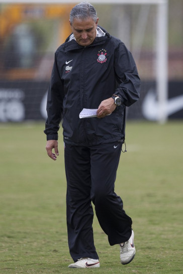 Tite durante o treino do Corinthians que aconteceu esta tarde no CT Joaquim Grava, no Parque Ecol�gico do Tiete. O time se prepara para o jogo contra o Vasco da Gama, amanh�, dia 06/07, quarta-feira, a noite, no est�dio do Pacaembu, pela 8� rodada do Brasileir�o 2011