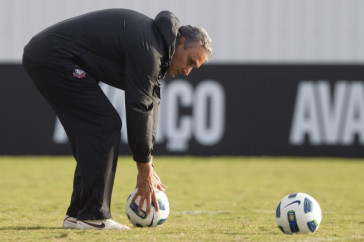 Tite durante o treino do Corinthians que aconteceu esta tarde no CT Joaquim Grava, no Parque Ecol�gico do Tiete. O time se prepara para o jogo contra o Vasco da Gama, amanh�, dia 06/07, quarta-feira, a noite, no est�dio do Pacaembu, pela 8� rodada do Brasileir�o 2011