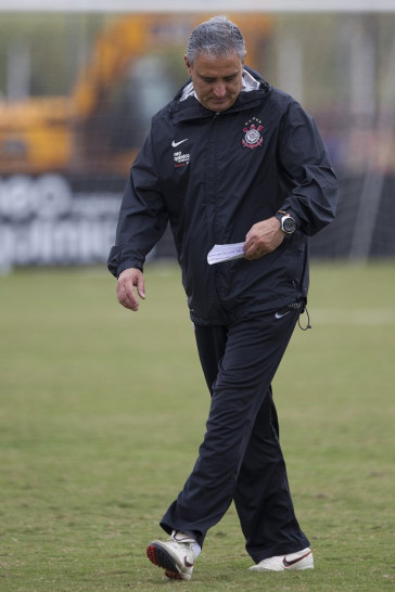 Tite durante o treino do Corinthians que aconteceu esta tarde no CT Joaquim Grava, no Parque Ecol�gico do Tiete. O time se prepara para o jogo contra o Vasco da Gama, amanh�, dia 06/07, quarta-feira, a noite, no est�dio do Pacaembu, pela 8� rodada do Brasileir�o 2011