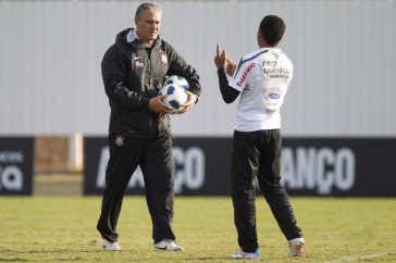Tite e Jorge Henrique durante o treino do Corinthians que aconteceu esta tarde no CT Joaquim Grava, no Parque Ecol�gico do Tiete. O time se prepara para o jogo contra o Vasco da Gama, amanh�, dia 06/07, quarta-feira, a noite, no est�dio do Pacaembu, pela 8� rodada do Brasileir�o 2011