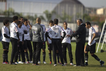 Tite reune os jogadores durante o treino do Corinthians que aconteceu esta tarde no CT Joaquim Grava, no Parque Ecol�gico do Tiete. O time se prepara para o jogo contra o Vasco da Gama, amanh�, dia 06/07, quarta-feira, a noite, no est�dio do Pacaembu, pela 8� rodada do Brasileir�o 2011