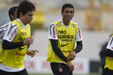 Willian e Paulinho durante o treino do Corinthians que aconteceu esta tarde no CT Joaquim Grava, no Parque Ecol�gico do Tiete. O time se prepara para o jogo contra o Vasco da Gama, amanh�, dia 06/07, quarta-feira, a noite, no est�dio do Pacaembu, pela 8� rodada do Brasileir�o 2011