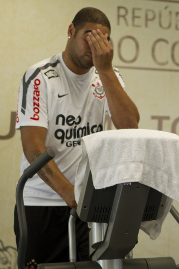 Adriano durante o treino do Corinthians esta tarde no CT Joaquim Grava, no Parque Ecol�gico do Tiete. O time se prepara para o jogo contra o Gr�mio, amanh�, dia 31/08, quarta-feira a noite, no est�dio do Pacaembu, primeira partida do segundo turno, v�lida pela 20� rodada do Brasileir�o 2011