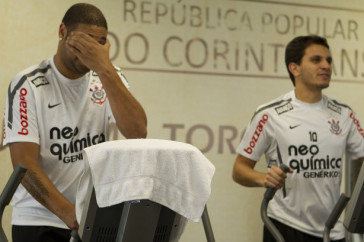 Adriano e Fabio Santos durante o treino do Corinthians esta tarde no CT Joaquim Grava, no Parque Ecol�gico do Tiete. O time se prepara para o jogo contra o Gr�mio, amanh�, dia 31/08, quarta-feira a noite, no est�dio do Pacaembu, primeira partida do segundo turno, v�lida pela 20� rodada do Brasileir�o 2011