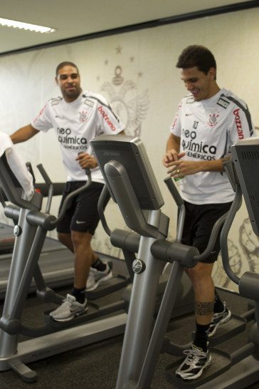 Adriano e Fabio Santos durante o treino do Corinthians esta tarde no CT Joaquim Grava, no Parque Ecol�gico do Tiete. O time se prepara para o jogo contra o Gr�mio, amanh�, dia 31/08, quarta-feira a noite, no est�dio do Pacaembu, primeira partida do segundo turno, v�lida pela 20� rodada do Brasileir�o 2011