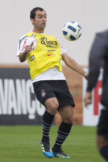 Danilo durante o treino do Corinthians esta tarde no CT Joaquim Grava, no Parque Ecol�gico do Tiete. O time se prepara para o jogo contra o Gr�mio, amanh�, dia 31/08, quarta-feira a noite, no est�dio do Pacaembu, primeira partida do segundo turno, v�lida pela 20� rodada do Brasileir�o 2011