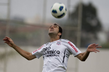 Danilo durante o treino do Corinthians esta tarde no CT Joaquim Grava, no Parque Ecol�gico do Tiete. O time se prepara para o jogo contra o Gr�mio, amanh�, dia 31/08, quarta-feira a noite, no est�dio do Pacaembu, primeira partida do segundo turno, v�lida pela 20� rodada do Brasileir�o 2011