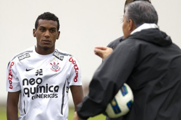 Edenilson que entra no time titular, e Tite, de costas, durante o treino do Corinthians esta tarde no CT Joaquim Grava, no Parque Ecol�gico do Tiete. O time se prepara para o jogo contra o Gr�mio, amanh�, dia 31/08, quarta-feira a noite, no est�dio do Pacaembu, primeira partida do segundo turno, v�lida pela 20� rodada do Brasileir�o 2011