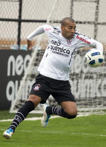 Emerson durante o treino do Corinthians esta tarde no CT Joaquim Grava, no Parque Ecol�gico do Tiete. O time se prepara para o jogo contra o Gr�mio, amanh�, dia 31/08, quarta-feira a noite, no est�dio do Pacaembu, primeira partida do segundo turno, v�lida pela 20� rodada do Brasileir�o 2011