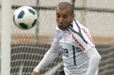 Emerson durante o treino do Corinthians esta tarde no CT Joaquim Grava, no Parque Ecol�gico do Tiete. O time se prepara para o jogo contra o Gr�mio, amanh�, dia 31/08, quarta-feira a noite, no est�dio do Pacaembu, primeira partida do segundo turno, v�lida pela 20� rodada do Brasileir�o 2011