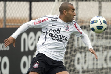 Emerson durante o treino do Corinthians esta tarde no CT Joaquim Grava, no Parque Ecol�gico do Tiete. O time se prepara para o jogo contra o Gr�mio, amanh�, dia 31/08, quarta-feira a noite, no est�dio do Pacaembu, primeira partida do segundo turno, v�lida pela 20� rodada do Brasileir�o 2011