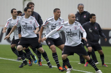 Jogaddores durante o treino do Corinthians esta tarde no CT Joaquim Grava, no Parque Ecol�gico do Tiete. O time se prepara para o jogo contra o Gr�mio, amanh�, dia 31/08, quarta-feira a noite, no est�dio do Pacaembu, primeira partida do segundo turno, v�lida pela 20� rodada do Brasileir�o 2011