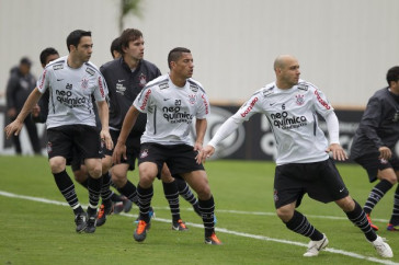 Jogadores durante o treino do Corinthians esta tarde no CT Joaquim Grava, no Parque Ecol�gico do Tiete. O time se prepara para o jogo contra o Gr�mio, amanh�, dia 31/08, quarta-feira a noite, no est�dio do Pacaembu, primeira partida do segundo turno, v�lida pela 20� rodada do Brasileir�o 2011