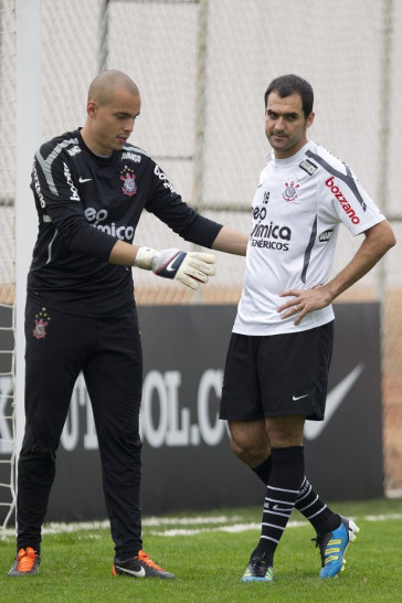 Julio Cesar e Danilo durante o treino do Corinthians esta tarde no CT Joaquim Grava, no Parque Ecol�gico do Tiete. O time se prepara para o jogo contra o Gr�mio, amanh�, dia 31/08, quarta-feira a noite, no est�dio do Pacaembu, primeira partida do segundo turno, v�lida pela 20� rodada do Brasileir�o 2011