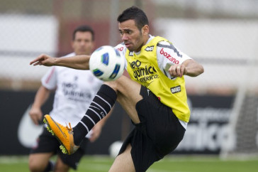 Leandro Cast�n durante o treino do Corinthians esta tarde no CT Joaquim Grava, no Parque Ecol�gico do Tiete. O time se prepara para o jogo contra o Gr�mio, amanh�, dia 31/08, quarta-feira a noite, no est�dio do Pacaembu, primeira partida do segundo turno, v�lida pela 20� rodada do Brasileir�o 2011