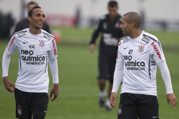 Liedson e Emerson durante o treino do Corinthians esta tarde no CT Joaquim Grava, no Parque Ecol�gico do Tiete. O time se prepara para o jogo contra o Gr�mio, amanh�, dia 31/08, quarta-feira a noite, no est�dio do Pacaembu, primeira partida do segundo turno, v�lida pela 20� rodada do Brasileir�o 2011