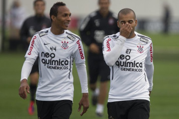 Liedson e Emerson durante o treino do Corinthians esta tarde no CT Joaquim Grava, no Parque Ecol�gico do Tiete. O time se prepara para o jogo contra o Gr�mio, amanh�, dia 31/08, quarta-feira a noite, no est�dio do Pacaembu, primeira partida do segundo turno, v�lida pela 20� rodada do Brasileir�o 2011