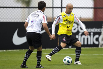 Morais, de costas, e Alessandro que volta ao time amanh� durante o treino do Corinthians esta tarde no CT Joaquim Grava, no Parque Ecol�gico do Tiete. O time se prepara para o jogo contra o Gr�mio, amanh�, dia 31/08, quarta-feira a noite, no est�dio do Pacaembu, primeira partida do segundo turno, v�lida pela 20� rodada do Brasileir�o 2011