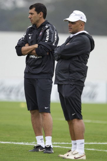 Os auxiliares de Tite Fabio Carille e Geraldo Delamore durante o treino do Corinthians esta tarde no CT Joaquim Grava, no Parque Ecol�gico do Tiete. O time se prepara para o jogo contra o Gr�mio, amanh�, dia 31/08, quarta-feira a noite, no est�dio do Pacaembu, primeira partida do segundo turno, v�lida pela 20� rodada do Brasileir�o 2011