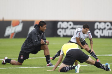 Paulinho e Ramon durante o treino do Corinthians esta tarde no CT Joaquim Grava, no Parque Ecol�gico do Tiete. O time se prepara para o jogo contra o Gr�mio, amanh�, dia 31/08, quarta-feira a noite, no est�dio do Pacaembu, primeira partida do segundo turno, v�lida pela 20� rodada do Brasileir�o 2011
