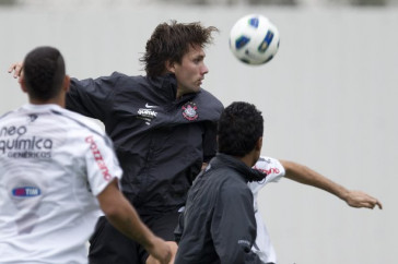 Paulo Andr� que entra como titular amanh� durante o treino do Corinthians esta tarde no CT Joaquim Grava, no Parque Ecol�gico do Tiete. O time se prepara para o jogo contra o Gr�mio, amanh�, dia 31/08, quarta-feira a noite, no est�dio do Pacaembu, primeira partida do segundo turno, v�lida pela 20� rodada do Brasileir�o 2011