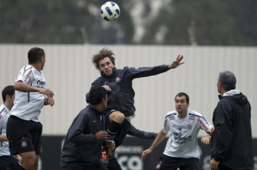 Paulo Andr� que entra como titular amanh� durante o treino do Corinthians esta tarde no CT Joaquim Grava, no Parque Ecol�gico do Tiete. O time se prepara para o jogo contra o Gr�mio, amanh�, dia 31/08, quarta-feira a noite, no est�dio do Pacaembu, primeira partida do segundo turno, v�lida pela 20� rodada do Brasileir�o 2011