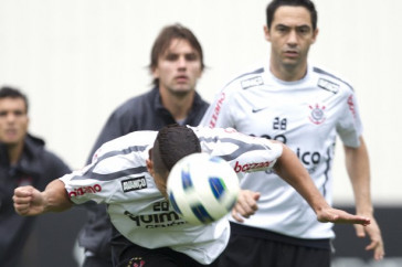 Ralf cabeceando a bola durante o treino do Corinthians esta tarde no CT Joaquim Grava, no Parque Ecol�gico do Tiete. O time se prepara para o jogo contra o Gr�mio, amanh�, dia 31/08, quarta-feira a noite, no est�dio do Pacaembu, primeira partida do segundo turno, v�lida pela 20� rodada do Brasileir�o 2011