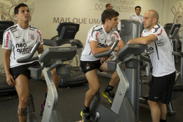 Ramon, Alex e Alessandro durante o treino do Corinthians esta tarde no CT Joaquim Grava, no Parque Ecol�gico do Tiete. O time se prepara para o jogo contra o Gr�mio, amanh�, dia 31/08, quarta-feira a noite, no est�dio do Pacaembu, primeira partida do segundo turno, v�lida pela 20� rodada do Brasileir�o 2011