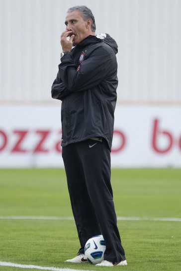 Tite durante o treino do Corinthians esta tarde no CT Joaquim Grava, no Parque Ecol�gico do Tiete. O time se prepara para o jogo contra o Gr�mio, amanh�, dia 31/08, quarta-feira a noite, no est�dio do Pacaembu, primeira partida do segundo turno, v�lida pela 20� rodada do Brasileir�o 2011