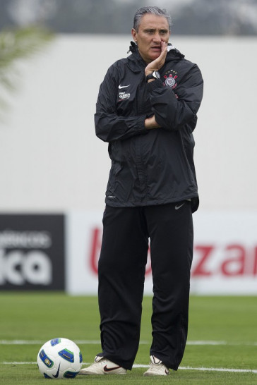 Tite durante o treino do Corinthians esta tarde no CT Joaquim Grava, no Parque Ecol�gico do Tiete. O time se prepara para o jogo contra o Gr�mio, amanh�, dia 31/08, quarta-feira a noite, no est�dio do Pacaembu, primeira partida do segundo turno, v�lida pela 20� rodada do Brasileir�o 2011