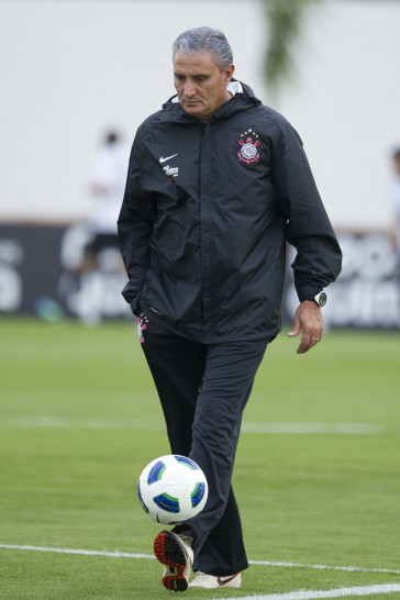 Tite durante o treino do Corinthians esta tarde no CT Joaquim Grava, no Parque Ecol�gico do Tiete. O time se prepara para o jogo contra o Gr�mio, amanh�, dia 31/08, quarta-feira a noite, no est�dio do Pacaembu, primeira partida do segundo turno, v�lida pela 20� rodada do Brasileir�o 2011
