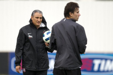 Tite e Paulo Andr� que entra no time titular amanh� durante o treino do Corinthians esta tarde no CT Joaquim Grava, no Parque Ecol�gico do Tiete. O time se prepara para o jogo contra o Gr�mio, amanh�, dia 31/08, quarta-feira a noite, no est�dio do Pacaembu, primeira partida do segundo turno, v�lida pela 20� rodada do Brasileir�o 2011