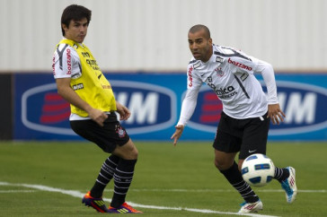 Willian e Emerson durante o treino do Corinthians esta tarde no CT Joaquim Grava, no Parque Ecol�gico do Tiete. O time se prepara para o jogo contra o Gr�mio, amanh�, dia 31/08, quarta-feira a noite, no est�dio do Pacaembu, primeira partida do segundo turno, v�lida pela 20� rodada do Brasileir�o 2011