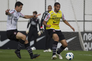 Bruno Octavio e Wallace durante o treino do Corinthians esta tarde no CT Joaquim Grava, no Parque Ecol�gico do Tiete. O time se prepara para o jogo contra o Flamengo, quinta-feira a noite, dia 08/09, no est�dio do Pacaembu, v�lida pela 22� rodada do Brasileir�o 2011
