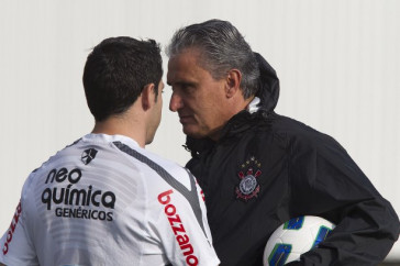 Chic�o conversa com Tite durante o treino do Corinthians esta tarde no CT Joaquim Grava, no Parque Ecol�gico do Tiete. O time se prepara para o jogo contra o Flamengo, quinta-feira a noite, dia 08/09, no est�dio do Pacaembu, v�lida pela 22� rodada do Brasileir�o 2011