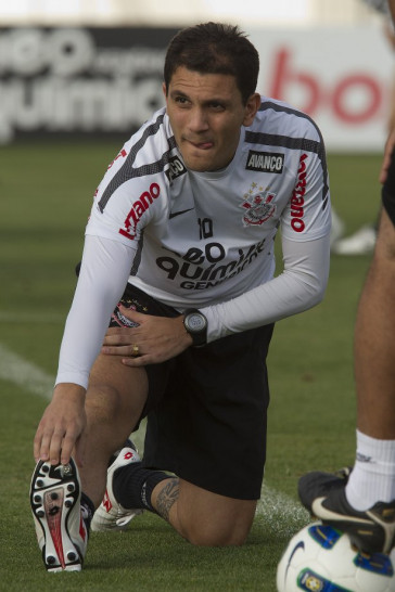 Fabio Santos durante o treino do Corinthians esta tarde no CT Joaquim Grava, no Parque Ecol�gico do Tiete. O time se prepara para o jogo contra o Flamengo, quinta-feira a noite, dia 08/09, no est�dio do Pacaembu, v�lida pela 22� rodada do Brasileir�o 2011